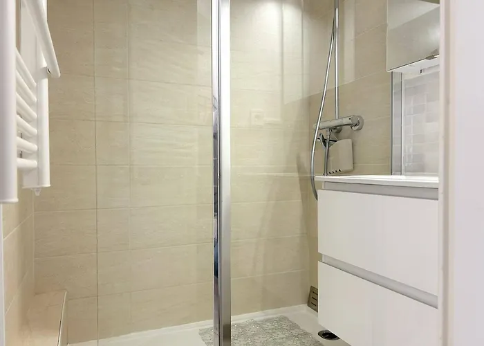 Climatise 2 Pieces + Coin Nuit, Proche Et Commerces, 4 Couchages, - Fr-1-251-829 *